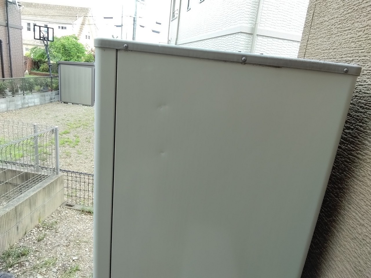 姫路市　エコキュート　側面パネル　ヘコミ